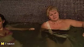 Lola tyylikäs istuu  ...