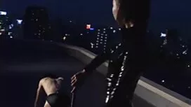 Kaksi tyttöä maanvil ...