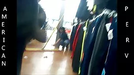 Tyttö näytti liian i ...