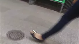 Tyttö makaa sohvalla ...