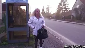 Mies lyö ilmaiset se ...