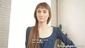 Pikkutyttö vaihtaa v ...