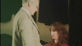 Tytöt näyttävät leik ...