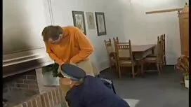 Äiti doyuki tuolilla ...